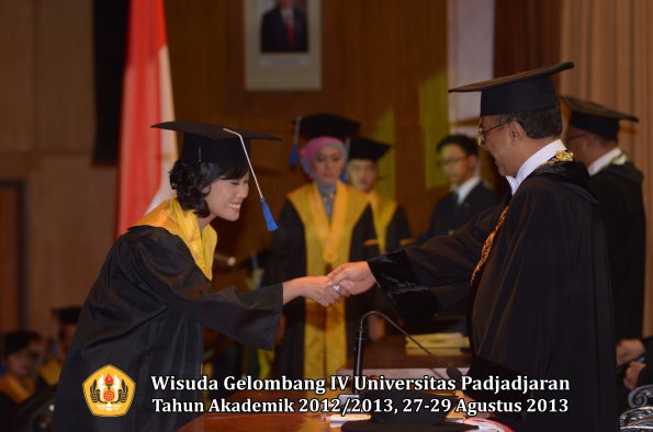 wisuda-unpad-gel-iv-ta-2012_2013-fakultas-isip-oleh-rektor-330