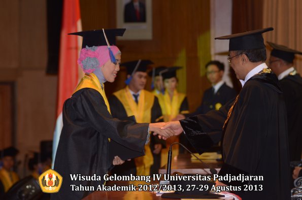 wisuda-unpad-gel-iv-ta-2012_2013-fakultas-isip-oleh-rektor-331