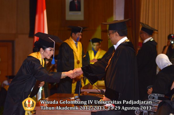 wisuda-unpad-gel-iv-ta-2012_2013-fakultas-isip-oleh-rektor-333