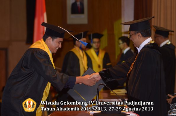 wisuda-unpad-gel-iv-ta-2012_2013-fakultas-isip-oleh-rektor-334