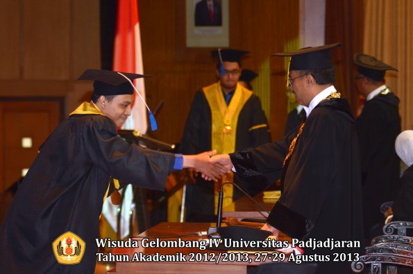 wisuda-unpad-gel-iv-ta-2012_2013-fakultas-isip-oleh-rektor-335