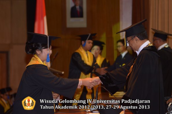 wisuda-unpad-gel-iv-ta-2012_2013-fakultas-isip-oleh-rektor-338