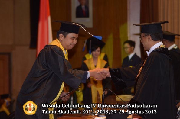 wisuda-unpad-gel-iv-ta-2012_2013-fakultas-isip-oleh-rektor-341