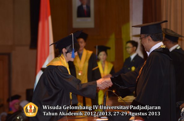 wisuda-unpad-gel-iv-ta-2012_2013-fakultas-isip-oleh-rektor-342