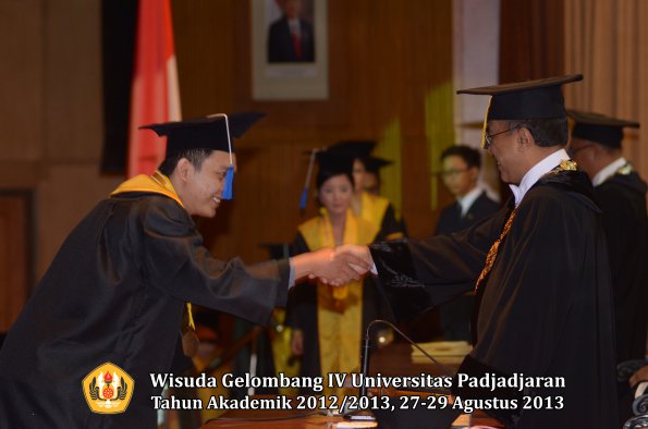 wisuda-unpad-gel-iv-ta-2012_2013-fakultas-isip-oleh-rektor-343