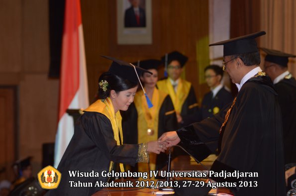 wisuda-unpad-gel-iv-ta-2012_2013-fakultas-isip-oleh-rektor-344