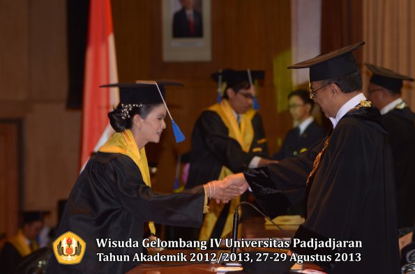 wisuda-unpad-gel-iv-ta-2012_2013-fakultas-isip-oleh-rektor-345