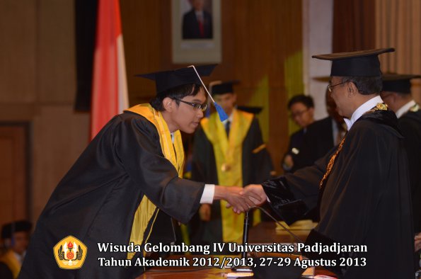 wisuda-unpad-gel-iv-ta-2012_2013-fakultas-isip-oleh-rektor-346