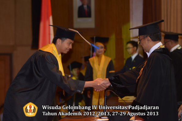 wisuda-unpad-gel-iv-ta-2012_2013-fakultas-isip-oleh-rektor-347