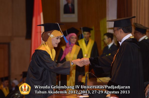 wisuda-unpad-gel-iv-ta-2012_2013-fakultas-isip-oleh-rektor-348