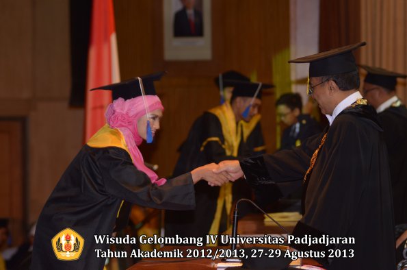 wisuda-unpad-gel-iv-ta-2012_2013-fakultas-isip-oleh-rektor-349