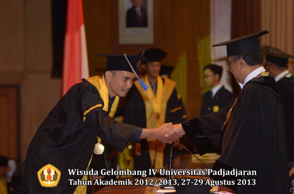 wisuda-unpad-gel-iv-ta-2012_2013-fakultas-isip-oleh-rektor-350