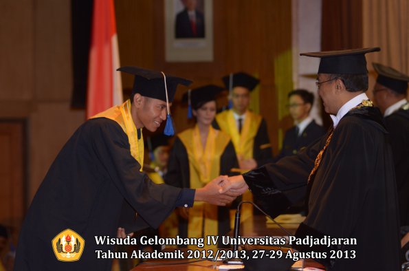 wisuda-unpad-gel-iv-ta-2012_2013-fakultas-isip-oleh-rektor-351