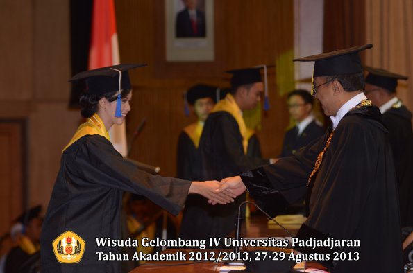 wisuda-unpad-gel-iv-ta-2012_2013-fakultas-isip-oleh-rektor-352