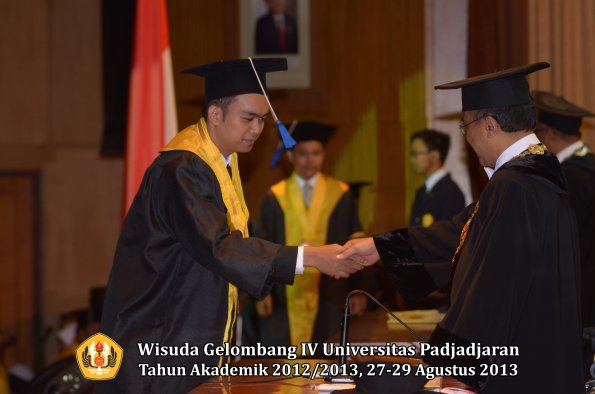 wisuda-unpad-gel-iv-ta-2012_2013-fakultas-isip-oleh-rektor-353