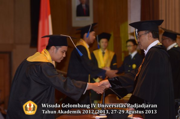 wisuda-unpad-gel-iv-ta-2012_2013-fakultas-isip-oleh-rektor-354