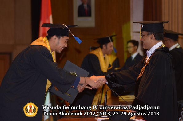 wisuda-unpad-gel-iv-ta-2012_2013-fakultas-isip-oleh-rektor-355