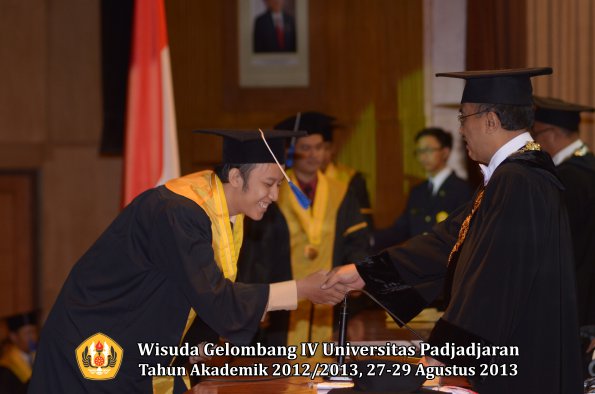 wisuda-unpad-gel-iv-ta-2012_2013-fakultas-isip-oleh-rektor-356