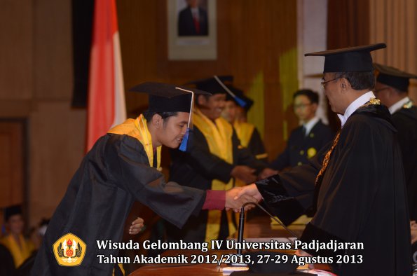 wisuda-unpad-gel-iv-ta-2012_2013-fakultas-isip-oleh-rektor-357