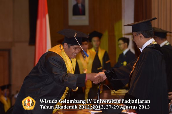 wisuda-unpad-gel-iv-ta-2012_2013-fakultas-isip-oleh-rektor-358