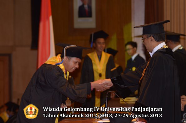 wisuda-unpad-gel-iv-ta-2012_2013-fakultas-isip-oleh-rektor-359