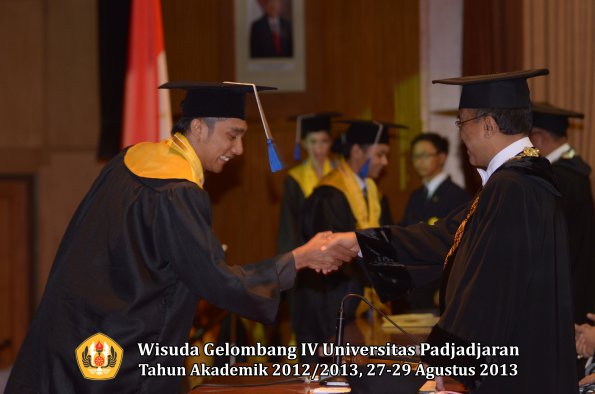 wisuda-unpad-gel-iv-ta-2012_2013-fakultas-isip-oleh-rektor-362