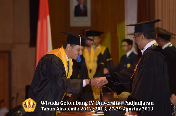 wisuda-unpad-gel-iv-ta-2012_2013-fakultas-isip-oleh-rektor-363