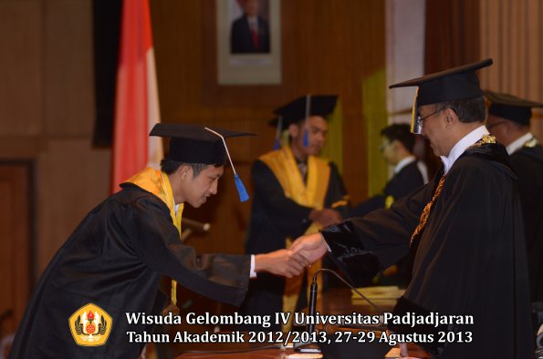wisuda-unpad-gel-iv-ta-2012_2013-fakultas-isip-oleh-rektor-366