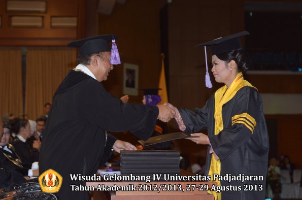 wisuda-unpad-gel-iv-ta-2012_2013-fakultas-kedokteran-gigi-oleh-dekan-004