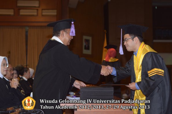 wisuda-unpad-gel-iv-ta-2012_2013-fakultas-kedokteran-gigi-oleh-dekan-006