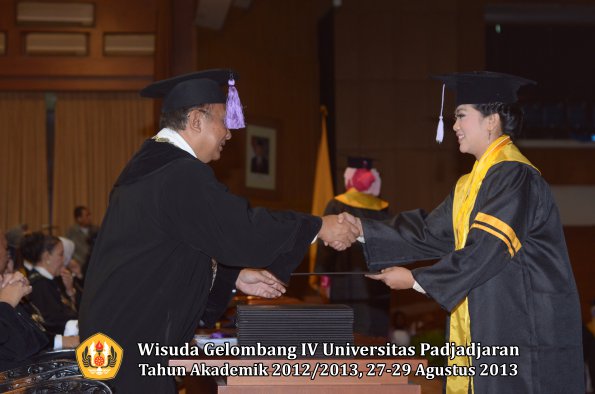 wisuda-unpad-gel-iv-ta-2012_2013-fakultas-kedokteran-gigi-oleh-dekan-009