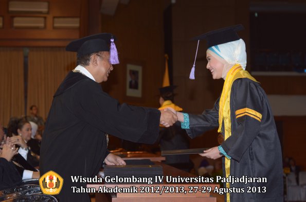 wisuda-unpad-gel-iv-ta-2012_2013-fakultas-kedokteran-gigi-oleh-dekan-020