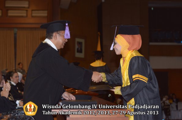 wisuda-unpad-gel-iv-ta-2012_2013-fakultas-kedokteran-gigi-oleh-dekan-024