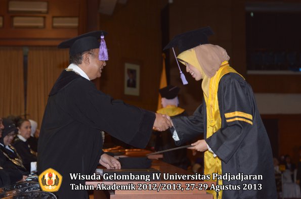 wisuda-unpad-gel-iv-ta-2012_2013-fakultas-kedokteran-gigi-oleh-dekan-028