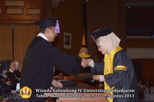 wisuda-unpad-gel-iv-ta-2012_2013-fakultas-kedokteran-gigi-oleh-dekan-029