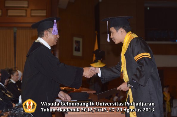 wisuda-unpad-gel-iv-ta-2012_2013-fakultas-kedokteran-gigi-oleh-dekan-031