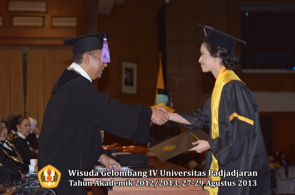 wisuda-unpad-gel-iv-ta-2012_2013-fakultas-kedokteran-gigi-oleh-dekan-037