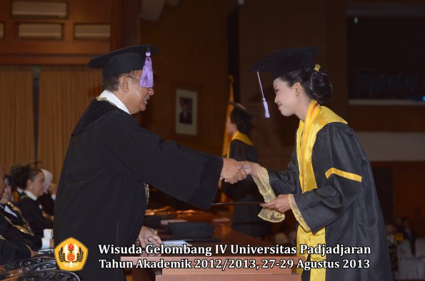 wisuda-unpad-gel-iv-ta-2012_2013-fakultas-kedokteran-gigi-oleh-dekan-038