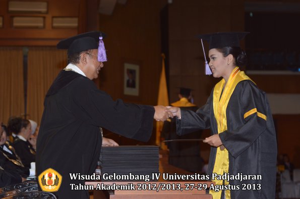 wisuda-unpad-gel-iv-ta-2012_2013-fakultas-kedokteran-gigi-oleh-dekan-040