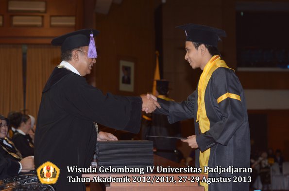 wisuda-unpad-gel-iv-ta-2012_2013-fakultas-kedokteran-gigi-oleh-dekan-041