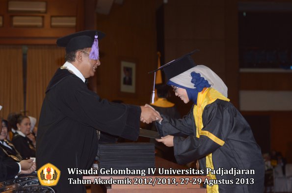 wisuda-unpad-gel-iv-ta-2012_2013-fakultas-kedokteran-gigi-oleh-dekan-042