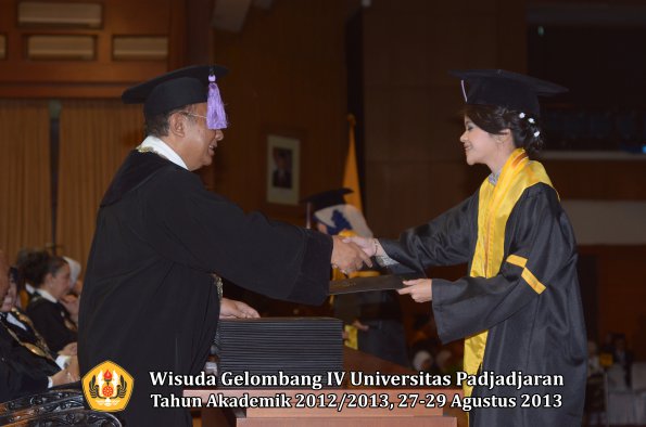 wisuda-unpad-gel-iv-ta-2012_2013-fakultas-kedokteran-gigi-oleh-dekan-043