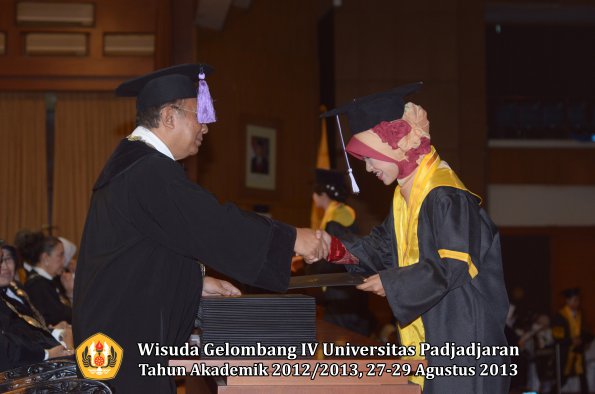 wisuda-unpad-gel-iv-ta-2012_2013-fakultas-kedokteran-gigi-oleh-dekan-044