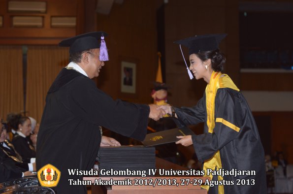 wisuda-unpad-gel-iv-ta-2012_2013-fakultas-kedokteran-gigi-oleh-dekan-045