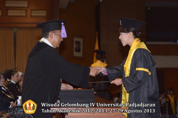 wisuda-unpad-gel-iv-ta-2012_2013-fakultas-kedokteran-gigi-oleh-dekan-046