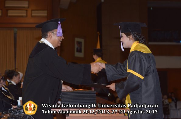 wisuda-unpad-gel-iv-ta-2012_2013-fakultas-kedokteran-gigi-oleh-dekan-047