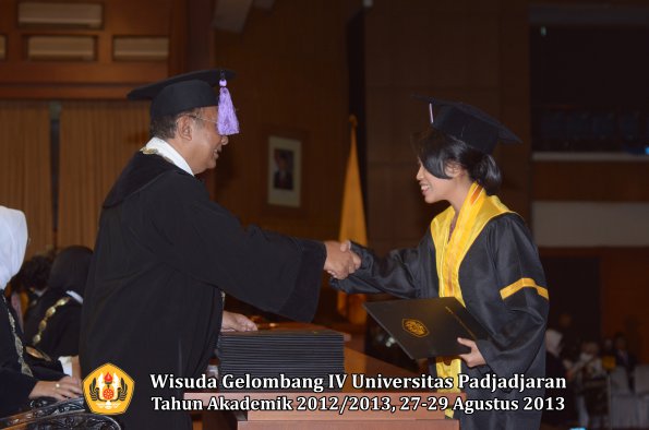 wisuda-unpad-gel-iv-ta-2012_2013-fakultas-kedokteran-gigi-oleh-dekan-049