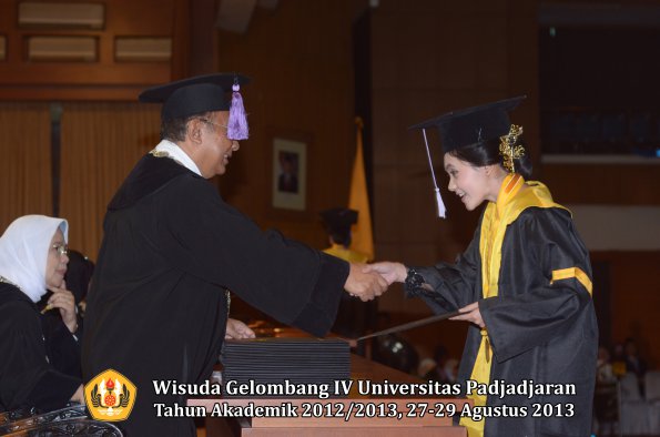 wisuda-unpad-gel-iv-ta-2012_2013-fakultas-kedokteran-gigi-oleh-dekan-050