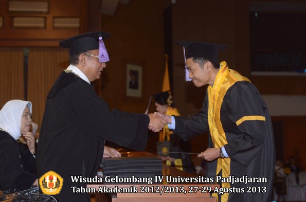 wisuda-unpad-gel-iv-ta-2012_2013-fakultas-kedokteran-gigi-oleh-dekan-051