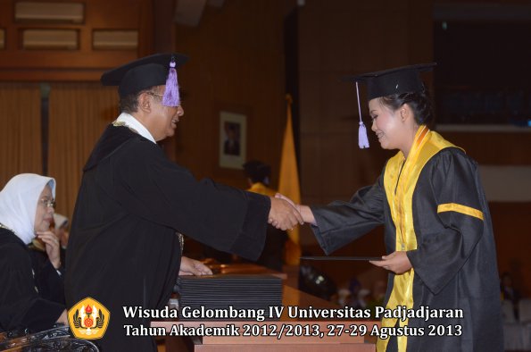 wisuda-unpad-gel-iv-ta-2012_2013-fakultas-kedokteran-gigi-oleh-dekan-052